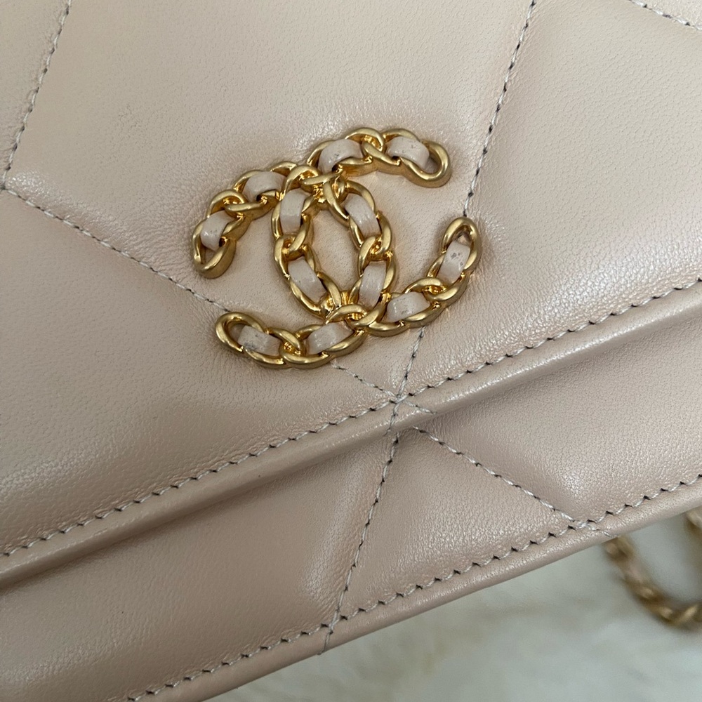 Chanel 19 WOC Wallet on Chain - Picture 5 of 16